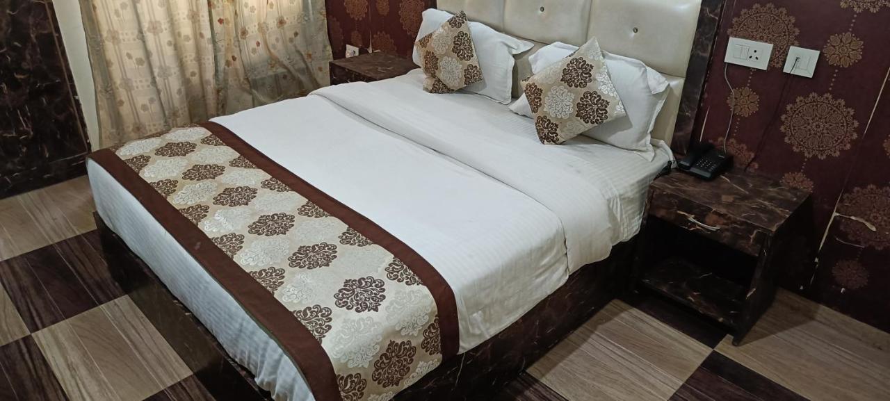 The Grand Orion Hotel Chinhat Ngoại thất bức ảnh